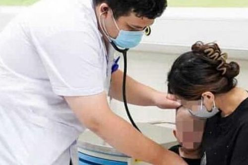 Ăn cháo nấu lá thủy tiên, 2 trẻ nhập viện cấp cứu