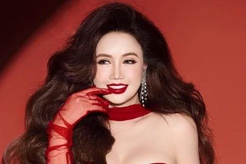 Diễn viên Hoàng Yến bất ngờ đăng tải ảnh diện váy cưới ở tuổi U50