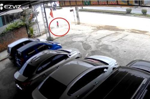 Bé trai 4 tuổi thoát nạn dưới gầm xe ô tô