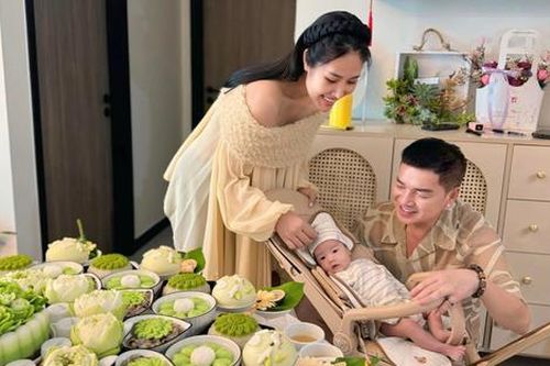 Quang Minh và bạn gái kém 37 tuổi mừng đầy tháng con trai