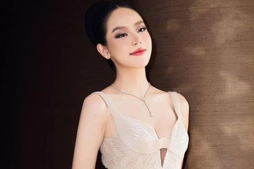 Clip hành động tinh tế của Thanh Thủy khi bị giẫm váy
