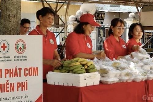 Gia Lai: Ấm lòng những suất cơm miễn phí đến với bệnh nhân nghèo