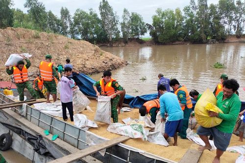 Đồn biên phòng giúp dân khắc phục sự cố chìm ghe chở lúa