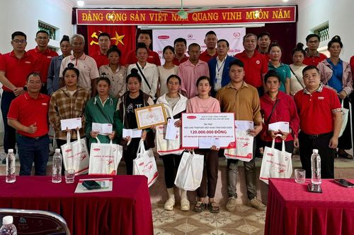 105 suất quà tặng người dân xã Mường Pồn