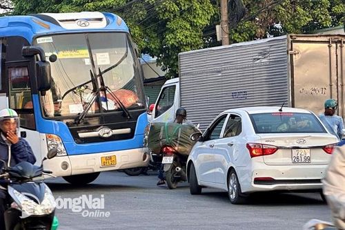 Tránh tai nạn thương tâm liên quan 'điểm mù' xe ô tô