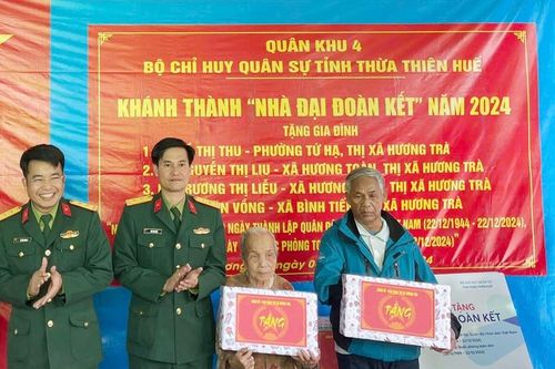 Bộ Chỉ huy Quân sự tỉnh bàn giao 4 nhà 'Đại đoàn kết' ở Hương Trà