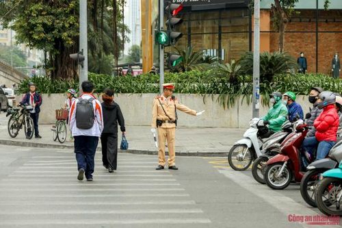 CSGT Hà Nội ra quân xử lý vi phạm đè vạch, vượt đèn đỏ, dừng đỗ tùy tiện