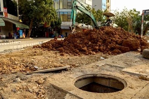 Dân khốn khổ vì đào xới vỉa hè gần 3 tháng không xong