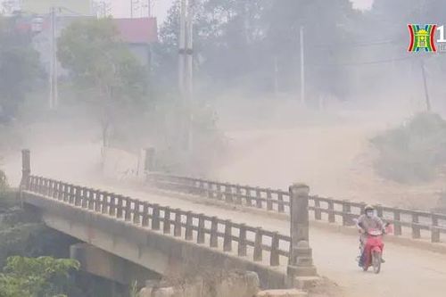 Bụi mù mịt khi lưu thông qua cầu Chuốc, Ba Vì