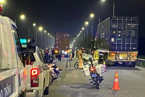 Xe đầu kéo va chạm xe máy khiến 2 em học sinh thương vong