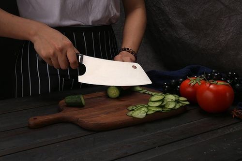 Lỗ tròn trên dao bếp có tác dụng gì?