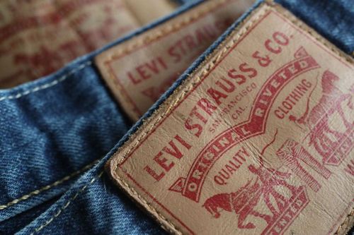 Tại sao cạp quần jeans lại có nhãn da?