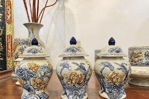 Vị trí đặt hũ gạo muối trên bàn thờ gia tiên mang đến may mắn và tài lộc