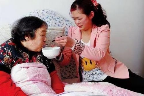 Chăm mẹ 10 năm, ngày bán đất mẹ lén đưa hết tiền cho em trai, tôi cay đắng nói một câu khiến bà chấn động