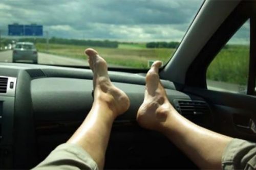 Người đàn ông liệt hai chân vì thói quen gác chân lên táp-lô xe ô tô