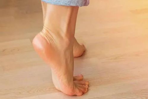 Đi bộ nhón chân có làm tăng chiều cao?
