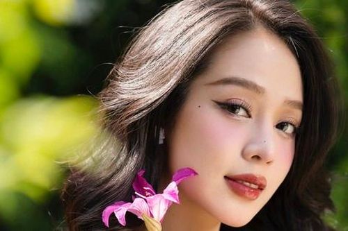Hoa hậu Thanh Thủy ứng xử khéo léo khi gặp sự cố bất ngờ trên thảm đỏ