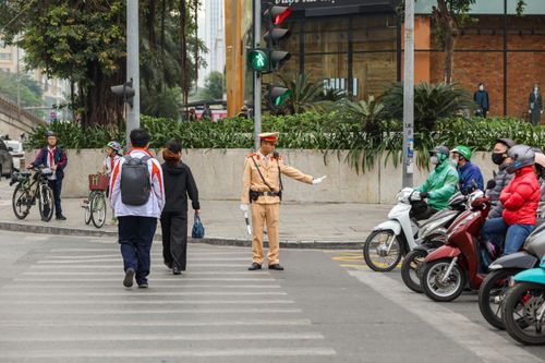 Đồng loạt triển khai 'Ngã tư an toàn giao thông' trên toàn thành phố Hà Nội