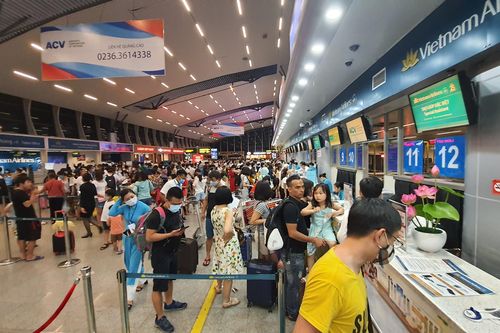 Nhiều ý kiến trái chiều khi sân bay Đà Nẵng thu 100.000 đồng/lượt lối đi ưu tiên