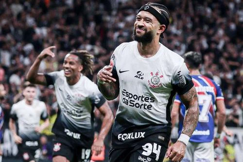 Siêu phẩm đá phạt của Depay