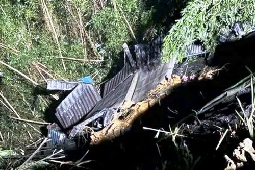 Xe đầu kéo rơi xuống vực sâu trên tuyến Quốc lộ 49