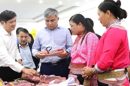 Tủa Chùa có thêm bốn nghề của dân tộc Xạ Phang, dân tộc H'Mông được công nhận nghề truyền thống