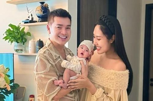 Quang Minh và bạn gái kém 37 tuổi mừng đầy tháng con trai