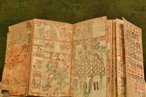 Văn tự viết tay Maya nghìn tuổi chứa nội dung huyền bí