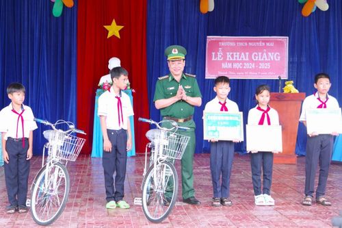 Thắp sáng ước mơ cho học sinh nghèo vùng biên