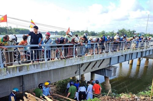 2 người đàn ông nhảy xuống sông cứu 1 phụ nữ
