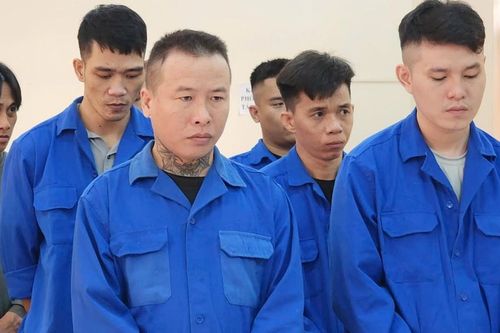 Mang súng đi 'quậy' trường gà ở Phú Quốc, 7 bị cáo lãnh án