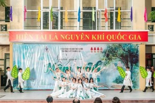 Hà Nội: Mỗi học sinh đóng 800 nghìn đồng tổ chức văn nghệ, phụ huynh bức xúc