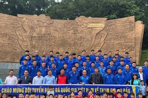 Đội tuyển Việt Nam dâng hương tại Đền Hùng