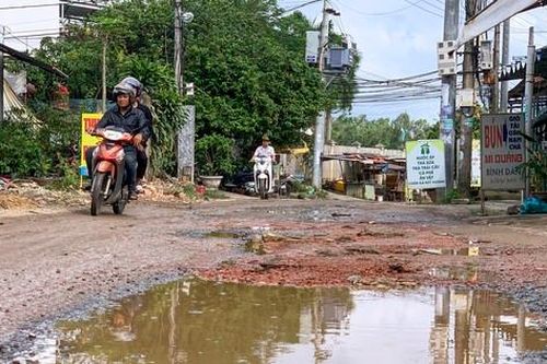 Sống khổ trên tuyến đường chi chít 'ổ voi, ổ gà' ở Đà Nẵng