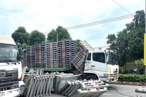 Người đi đường khiếp vía khi xe đầu kéo chở hàng tấn sắt đứt xích
