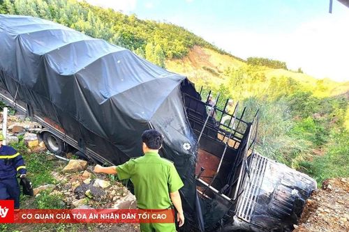 Xe tải rơi xuống vực khi lưu thông trên cao tốc La Sơn-Hòa Liên
