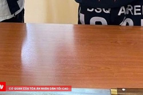Mang dao phớ lượn qua tuyến phố để lấy oai