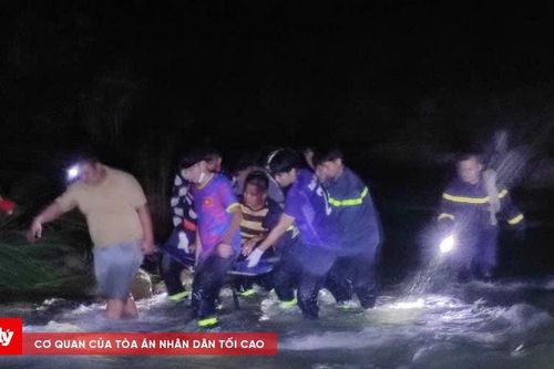 Kịp thời cứu tài xế xe đầu kéo rơi xuống vực sâu gần 100m