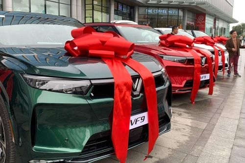 Tuổi Mậu Thìn 1988 hợp và không hợp với màu xe nào?