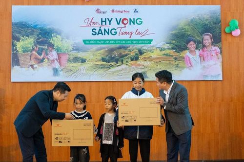 MG Việt Nam tặng máy tính, cây giống cho người dân vùng cao Yên Bái, Lào Cai