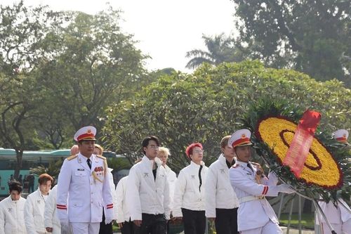 Dàn nghệ sĩ 'Anh trai say hi' vào Lăng viếng Bác