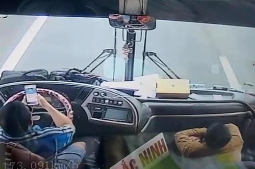 Tài xế vừa lướt mạng vừa phóng ô tô khách 100km/h