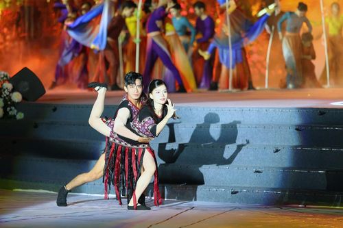Hơn 15.000 người dự lễ khai mạc Festival Hoa Đà Lạt 2024 trong cái lạnh 17 độ C