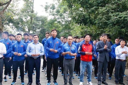 Đội tuyển Việt Nam dâng hương tưởng niệm các Vua Hùng trước ASEAN Cup 2024