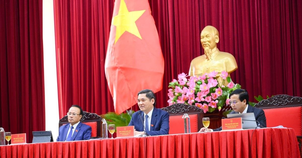 Chủ tịch HĐND tỉnh Hoàng Nghĩa Hiếu: 'Không thể để cột đứng giữa đường mãi thế được'