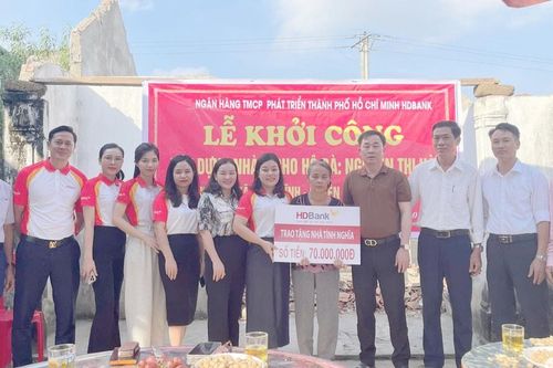 Trao 70 triệu đồng hỗ trợ xây nhà cho hộ nghèo tại huyện Hưng Nguyên