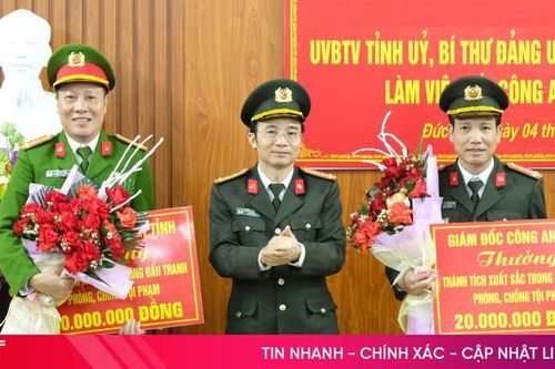 Trao thưởng thành tích triệt phá đường dây buôn bán pháo khủng