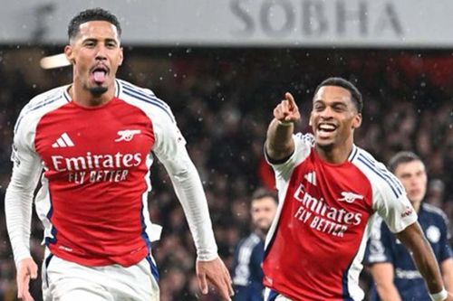 Premier League: Arsenal đánh bại M.U, Manchester City trở lại