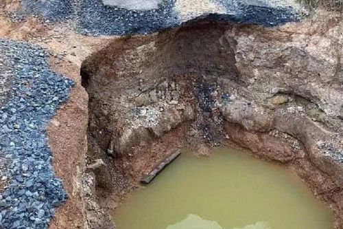 Xuất hiện hố sụt lún tại đường gom dân sinh cao tốc Phan Thiết-Dầu Giây
