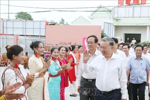 Tổng Bí thư Tô Lâm thăm trưng bày gốm Chăm Bầu Trúc